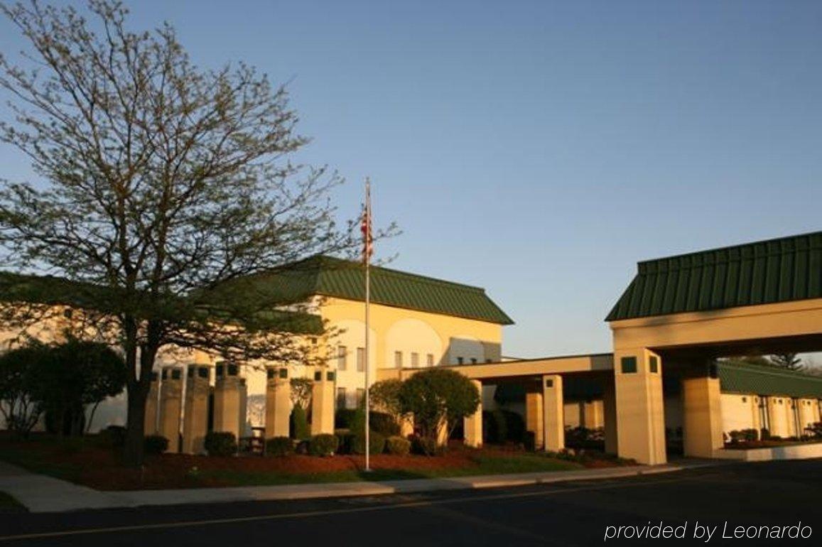 Hotel Ramada By Wyndham Indiana Exterior foto